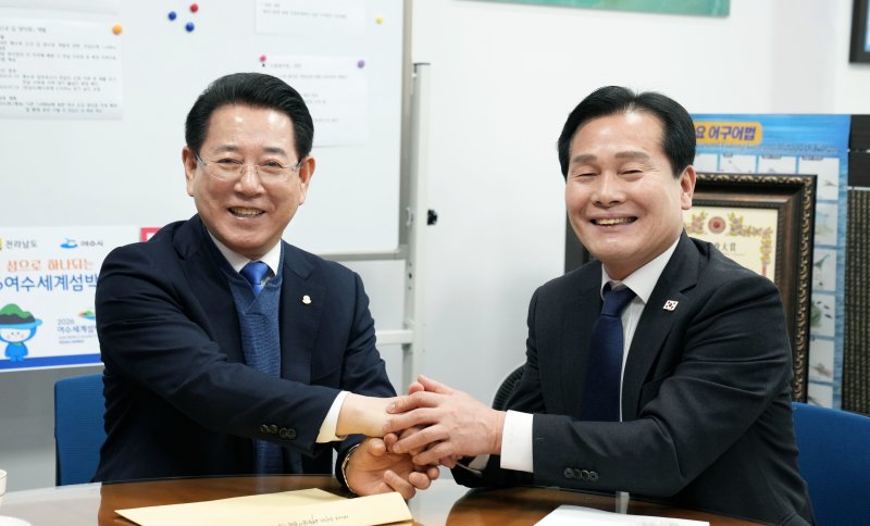 김영록 전라남도지사가 18일 오후 서울 국회에서 주철현 더불어민주당 전남도당위원장을 만나 여수 석유화학 산업위기 선제대응지역 지정 및 도 주요 현안 해결을 위한 건의 등 국회 차원의 협조를 요청하고 있다.(전남도 제공. 재판매 및 DB금지) 2025.2.18/뉴스1