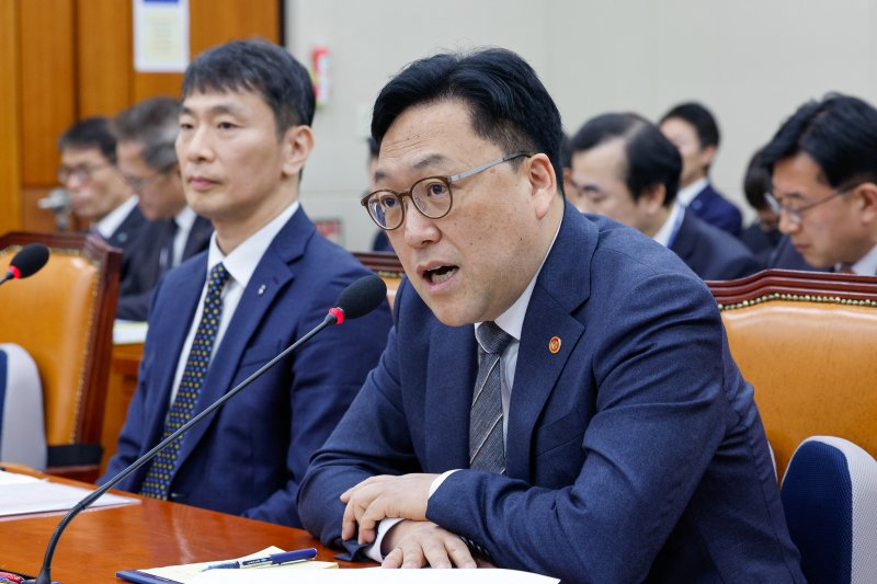 김병환 금융위원장이 18일 서울 여의도 국회에서 열린 정무위원회 제422회국회(임시회) 제1차 전체회의에 출석해 의원 질의에 답하고 있다. 2025.2.18/뉴스1 ⓒ News1 안은나 기자