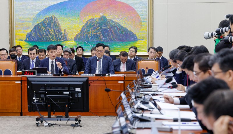 이복현 금융감독원장이 18일 서울 여의도 국회에서 열린 정무위원회 제422회국회(임시회) 제1차 전체회의에 출석해 의원 질의에 답하고 있다. 오른쪽은 김병환 금융위원장. 2025.2.18/뉴스1 ⓒ News1 안은나 기자