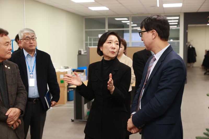 오영주 중소벤처기업부 장관이 경기 화성 소재 수출 중소기업 (주)넥스틴을 방문해 박태훈 대표와 생산 시설을 둘러보며 대화하고 있다.(중기부 제공)