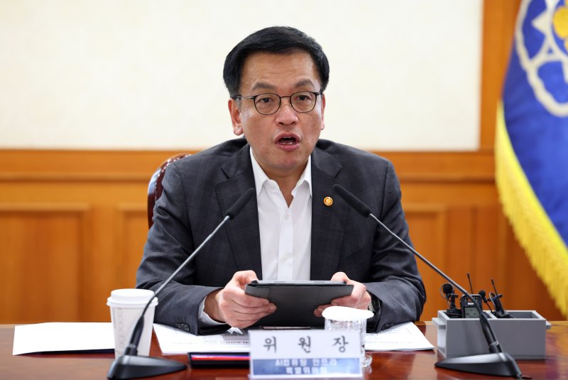 [서울=뉴시스] 최진석 기자 = 사진은 최상목 대통령 권한대행 부총리 겸 기획재정부 장관이 지난 17일 서울 종로구 정부서울청사에서 열린 AI 컴퓨팅 인프라 특별위원회에서 발언하고 있는 모습. 2025.02.17. myjs@newsis.com
