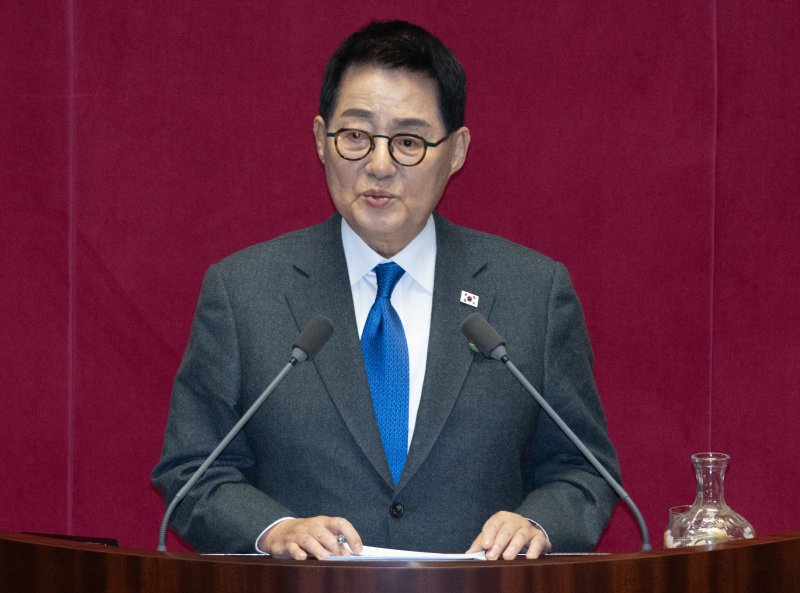 박지원 더불어민주당 의원이 지난 13일 오후 서울 여의도 국회 본회의장에서 열린 제422회 국회(임시회) 제5차 본회의에서 경제 분야 관련 대정부 질문을 마친 후 발언하고 있다./뉴스1 ⓒ News1 이재명 기자