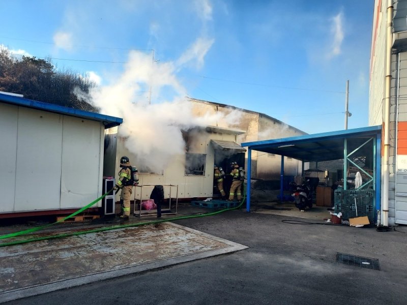 18일 오후 4시 40분께 전북 군산시 임피면 한 공장 창고에서 불이 났다.(군산소방 제공. 재판매 및 DB금지) 2025.2.18/뉴스1