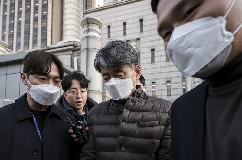 [서울=뉴시스] 정병혁 기자 = 조지호 경찰청장이 지난해 12월 13일 서울 서초구 서울중앙지방법원에서 열린 12·3 비상계엄 사태에 동조한 혐의 관련 영장실질심사(구속 전 피의자 심문)를 마친 뒤 법원을 나서고 있다. 2025.02.18. jhope@newsis.com