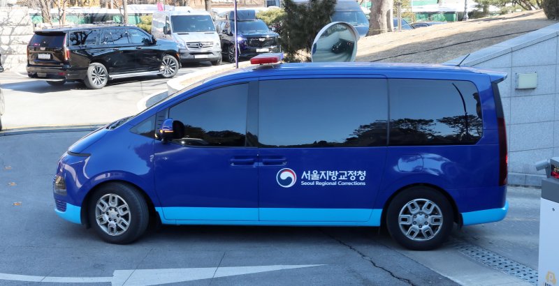 [서울=뉴시스] 사진공동취재단 = 윤석열 대통령 탄핵심판 9차 변론기일이 열린 18일 윤 대통령 탑승 호승차량이 서울 종로구 헌법재판소를 나서고 있다. 이날 윤 대통령은 직접 의견을 발표할 것은 없으며 대리인단에 일임하는 것이 좋겠다고 판단해 서울구치소로 복귀했다. 2025.02.18. photo@newsis.com