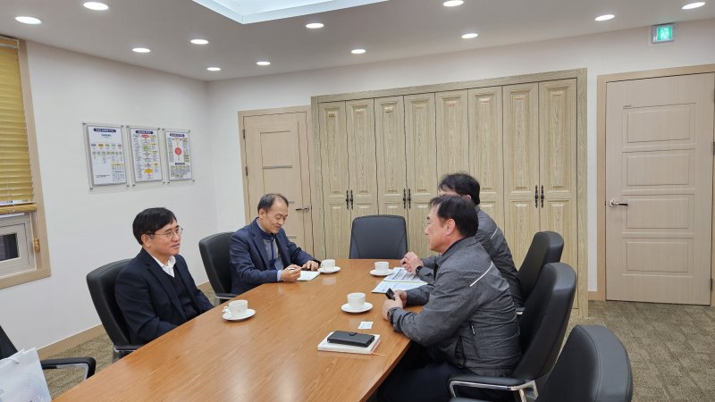[광주=뉴시스] 김동수 광주본부세관장은 18일 석유화학업계 위기 극복을 위한 지원 방안을 모색하기 위해 여수국가산단 내 롯데케미칼㈜을 방문했다. (사진=광주세관 제공). 2025.02.18. photo@newsis.com *재판매 및 DB 금지