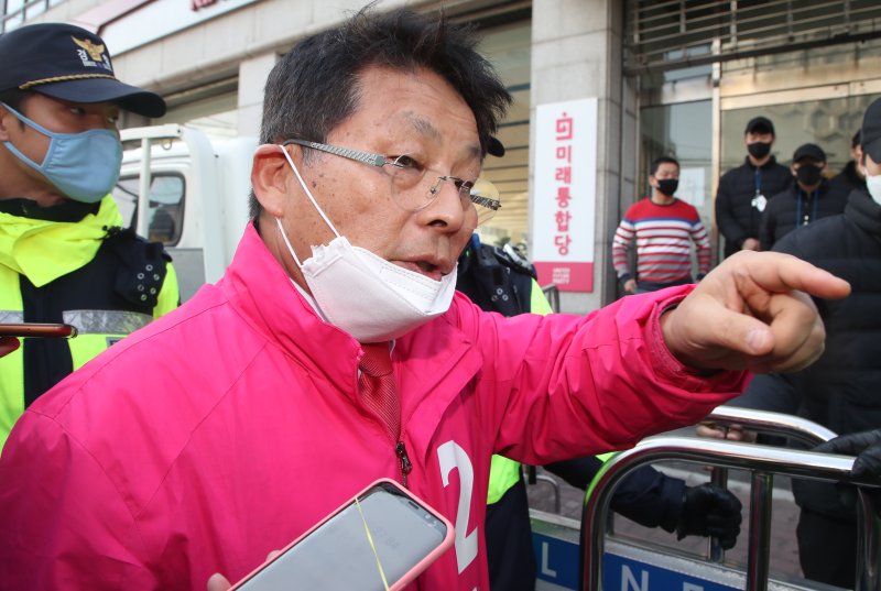 [서울=뉴시스]김명원 기자 = 차명진 전 새누리당(국민의힘 전신) 의원이 지난 2020년 4월10일 오전 서울 영등포 미래통합당 당사에서 열리는 윤리위원회에 참석하기 위해 당사에 들어서며 기자들의 질문에 답하고 있다. 2020.04.10. kmx1105@newsis.com