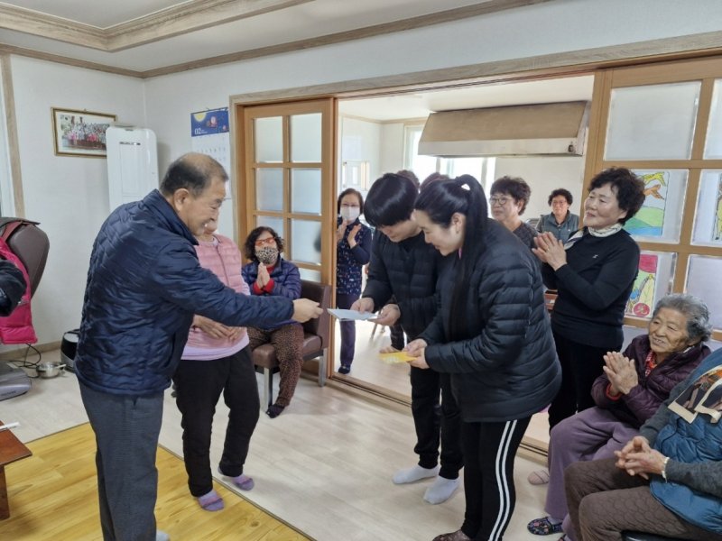 출산축하금 전달하는 마을 주민들 (출처=연합뉴스)