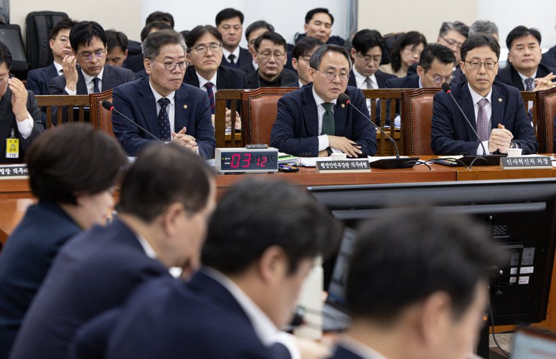 고기동 행정안전부 장관 직무대행이 18일 오전 서울 여의도 국회에서 열린 제422회 국회(임시회) 행정안전위원회 제1차 전체회의에서 의원 질의에 답변하고 있다. 2025.2.18/뉴스1 ⓒ News1 이재명 기자