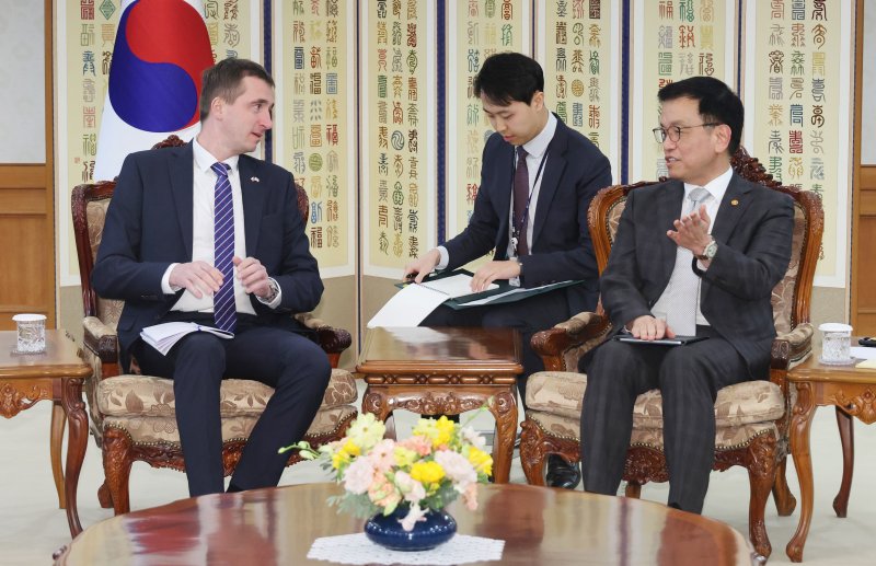 [서울=뉴시스] 조수정 기자 = 최상목 대통령 권한대행 부총리 겸 기획재정부 장관이 18일 정부서울청사에서 루카스 블첵 체코 산업통상부 장관을 접견하고 있다. (대통령실통신사진기자단) 2025.02.18. chocrystal@newsis.com