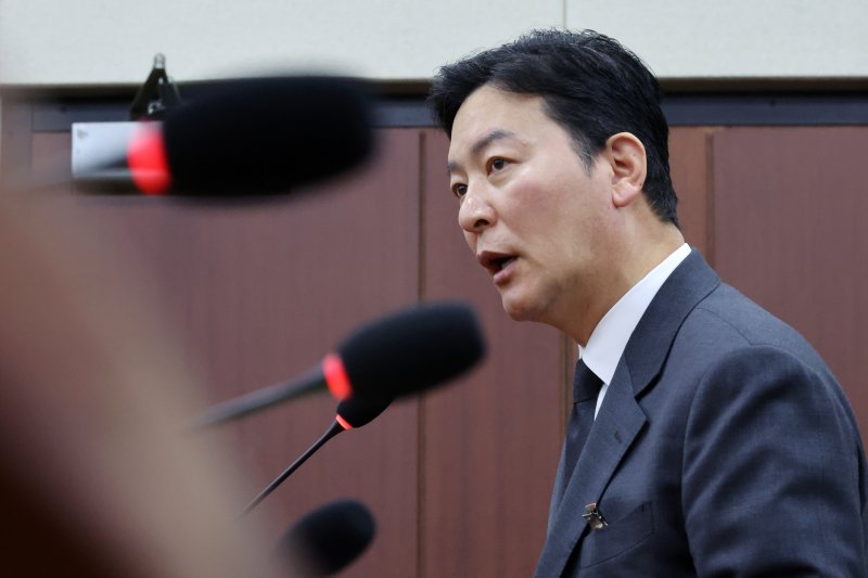 [서울=뉴시스] 조성우 기자 = 김성훈 경호처 차장이 22일 서울 여의도 국회에서 열린 윤석열 정부의 비상계엄 선포를 통한 내란 혐의 진상규명 국정조사 특별위원회 1차 청문회에서 의원 질의에 답변하고 있다. 2025.01.22. xconfind@newsis.com
