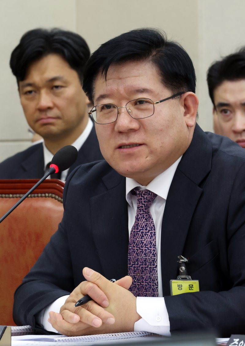 [서울=뉴시스] 고승민 기자 = 이호영 경찰청장 직무대행이 18일 서울 여의도 국회에서 열린 제422회 국회(임시회) 행정안전위원회 제1차 전체회의에서 의원 질의에 답하고 있다. 2025.02.18. kkssmm99@newsis.com