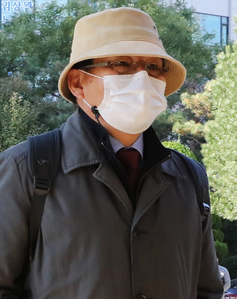 차명진 전 의원이 23일 오전 재판을 받기 위해 인천지법 부천지원에 들어서고 있다. 차 전 의원은 4·15 총선 중 세월호 유가족을 상대로 막말을 한 혐의로 재판에 넘겨졌다. 2020.10.23/뉴스1 ⓒ News1 정진욱 기자