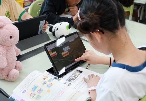 태블릿PC 활용해 수업하는 포항제철초 학생 (출처=연합뉴스)
