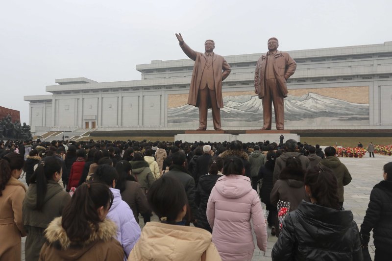 [평양=AP/뉴시스] 김정일 북한 전 국방위원장의 탄생 83주년인 16일 북한 평양 만수대를 찾은 주민들이 꽃을 들고 김일성·김정일 동상을 참배하고 있다. 2025.02.16.