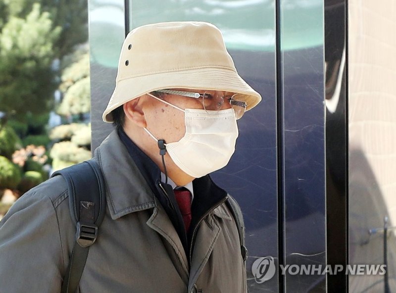 첫 재판 참석 위해 법원 들어서는 차명진 전 의원 (출처=연합뉴스)