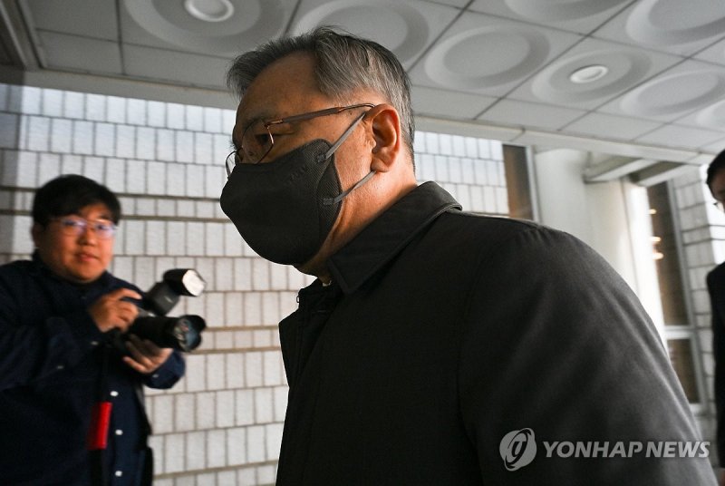 '대장동 50억 클럽' 1심 선고 공판 출석하는 박영수 전 특검 (출처=연합뉴스)