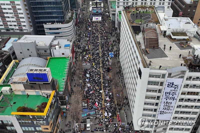 "탄핵하라"…광주 금남로서 시민궐기대회 (출처=연합뉴스)