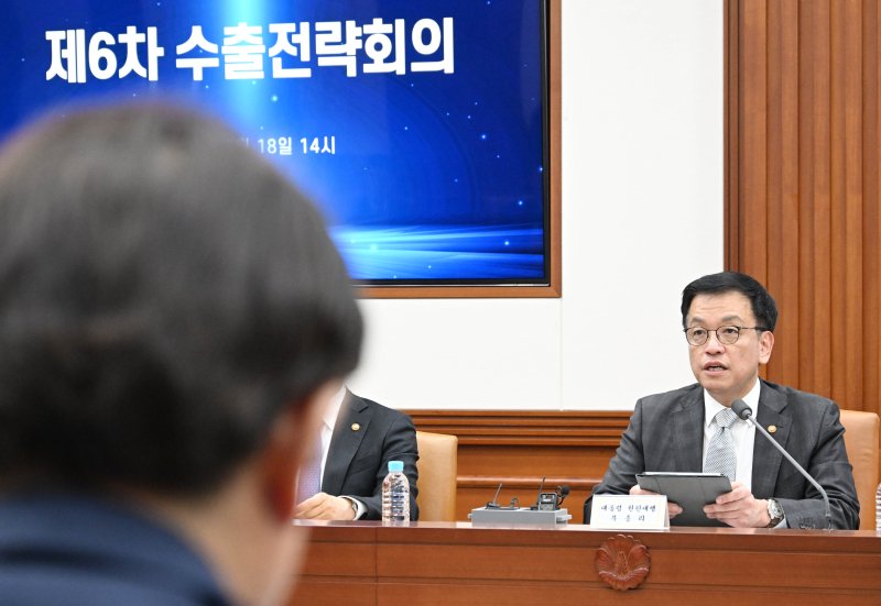 최상목 대통령 권한대행 부총리 겸 기획재정부 장관이 18일 서울 종로구 정부서울청사에서 열린 '제6차 수출전략회의'를 주재하고 있다. (기획재정부 제공. 재배포 및 DB 금지) 2025.2.18/뉴스1