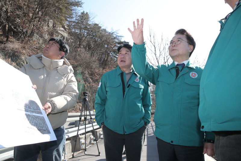 육동한 춘천시장, 의암피암터널·의암댐 관리교서 해빙기 안전사고 점검.(춘천시 제공, 재판매 및 DB금지)