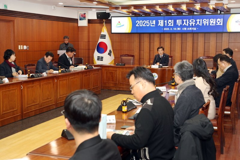밀양시가 18일 시청 소회의실에서 올해 첫 투자유치위원회를 열고 있다.(밀양시 제공. 재판매 및 DB금지)