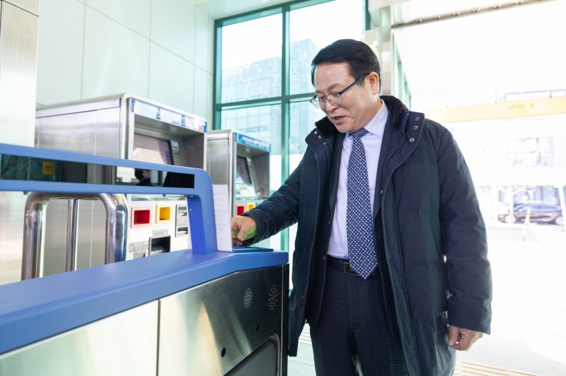 정헌율 전북 익산시장이 18일 경산역에서 교통카드를 찍으며 대구-경북 광역철도(대경선)를 체험하고 있다(익산시 제공. 재판매 및 DB금지). 2025.2.18/뉴스1