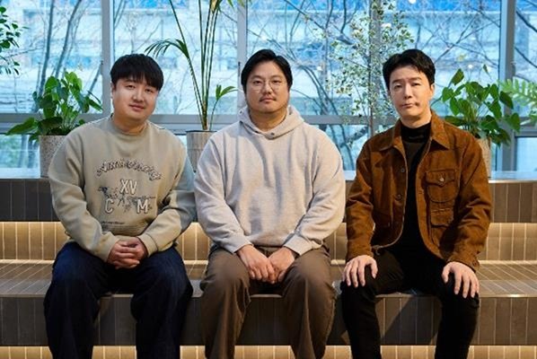 [서울=뉴시스]사진 왼쪽부터 민경훈 마비노기 디렉터, 최원준 넥슨 라이브본부장, 김동건 데브캣 대표 (사진=넥슨 제공)