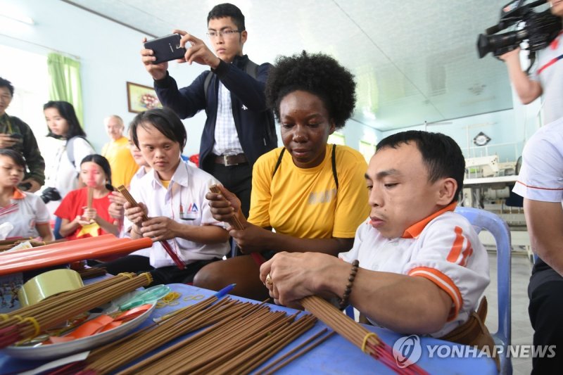 베트남전 고엽제 피해자와 미군 (출처=연합뉴스)