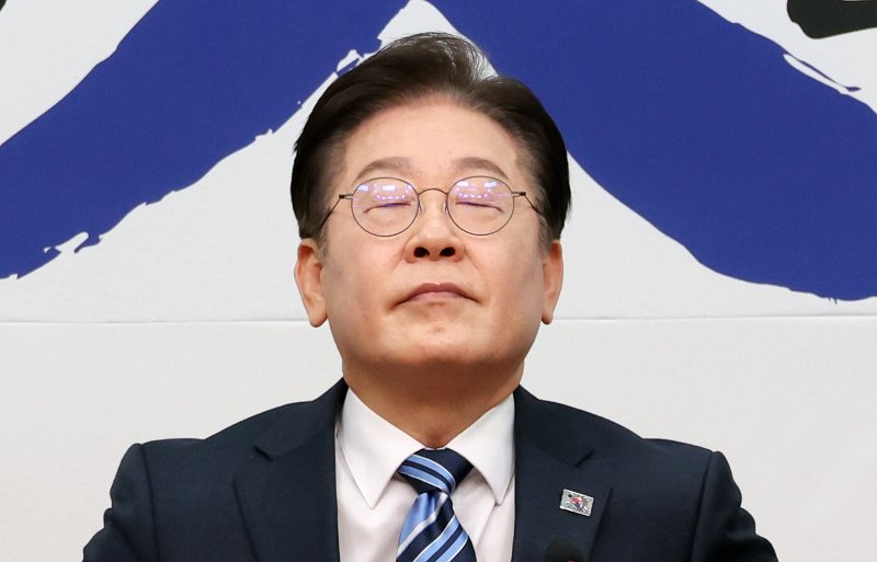 [서울=뉴시스] 조성우 기자 = 이재명 더불어민주당 대표가 17일 오전 서울 여의도 국회에서 열린 최고위원회의에서 잠시 눈을 감고 있다. 2025.02.17. xconfind@newsis.com