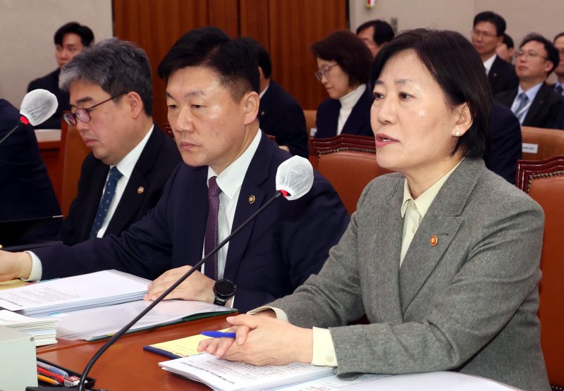 [서울=뉴시스] 조성봉 기자= 송미령 농림축산식품부 장관이 18일 서울 여의도 국회에서 열린 농림축산식품해양수산위원회 전체회의에서 의원들의 질의에 답변하고 있다. 2025.02.18. suncho21@newsis.com