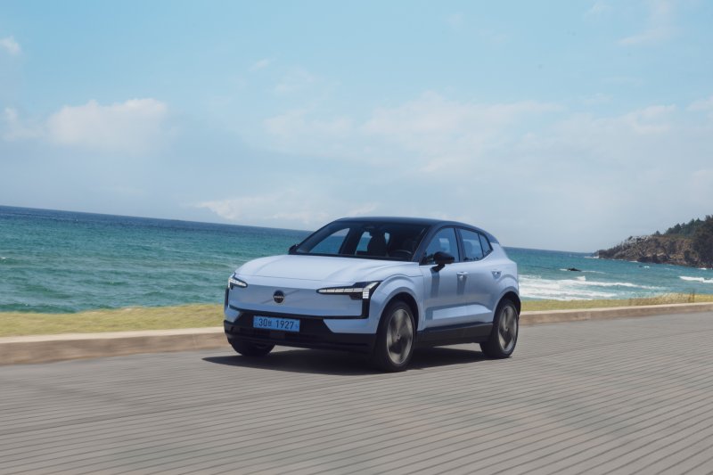 가성비 무장 볼보 EX30, 국내 '전기 SUV' 정조준