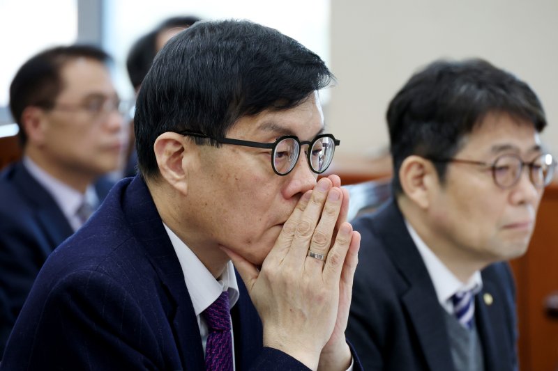 이창용 한국은행 총재가 18일 오전 국회에서 열린 기획재정위원회 전체회의에 출석해 의원 질의를 듣고 있다. 뉴시스