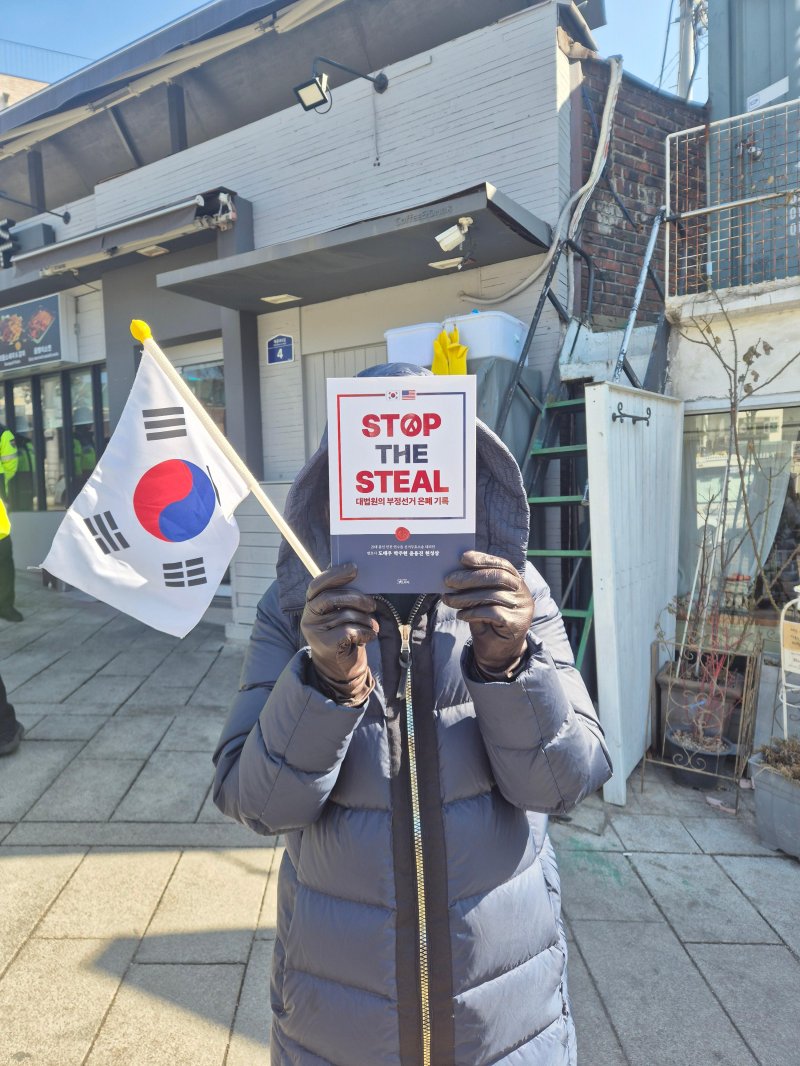 18일 오후 12시 30분께 서울 종로구 재동초 앞거리에서 만난 최모씨(50)는 윤석열 대통령이 이 시대에 걸맞는 리더라고 말했다. 사진=김동규 기자