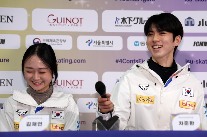 [서울=뉴시스] 이영환 기자 = 차준환과 김채연이 18일 서울 양천구 목동아이스링크 프레스센터에서 열린 2025 ISU 사대륙 피겨스케이팅 선수권대회 미디어데이에서 취재진의 질문에 활짝 웃고 있다. 2025.02.18. 20hwan@newsis.com