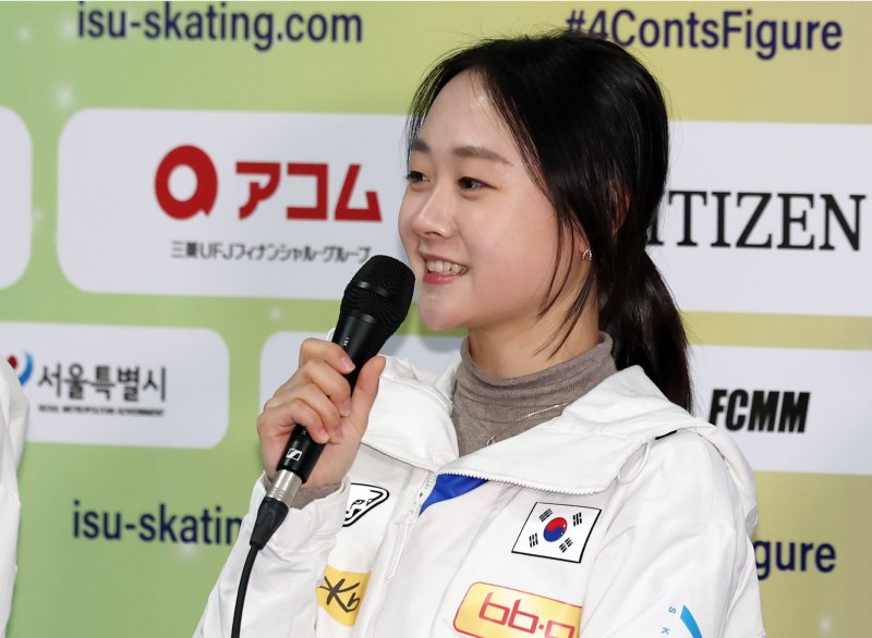 [서울=뉴시스] 이영환 기자 = 18일 서울 양천구 목동아이스링크 프레스센터에서 열린 2025 ISU 사대륙 피겨스케이팅 선수권대회 미디어데이에서 김채연이 취재진의 질문에 답하고 있다. 2025.02.18. 20hwan@newsis.com
