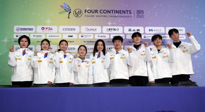 [서울=뉴시스] 이영환 기자 = 18일 서울 양천구 목동아이스링크 프레스센터에서 열린 2025 ISU 사대륙 피겨스케이팅 선수권대회 미디어데이에서 참석자들이 기념촬영을 하고 있다. 왼쪽부터 안나영 경기이사, 여자 싱글 이해인, 윤아선, 김채연, 아이스댄스 임해나, 권예, 남자 싱글 차준환, 김현겸, 이시형. 2025.02.18. 20hwan@newsis.com