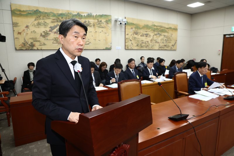 이주호 사회부총리 겸 교육부 장관이 18일 오후 서울 여의도 국회에서 열린 교육위원회 전체회의에서 업무보고를 하고 있다. 오른쪽은 설동호 대전시교육감. 2025.2.18/뉴스1 ⓒ News1 김민지 기자