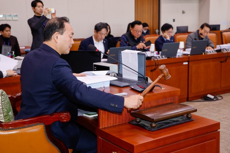 지난 17일 서울 여의도 국회 산업통상자원중소벤처기업위원회에서 열린 산업통상자원특허소위원회에서 김원이 소위원장이 반도체 특별법, 에너지 3법 등 논의를 위해 의사봉을 두드리고 있다. /사진=뉴스1