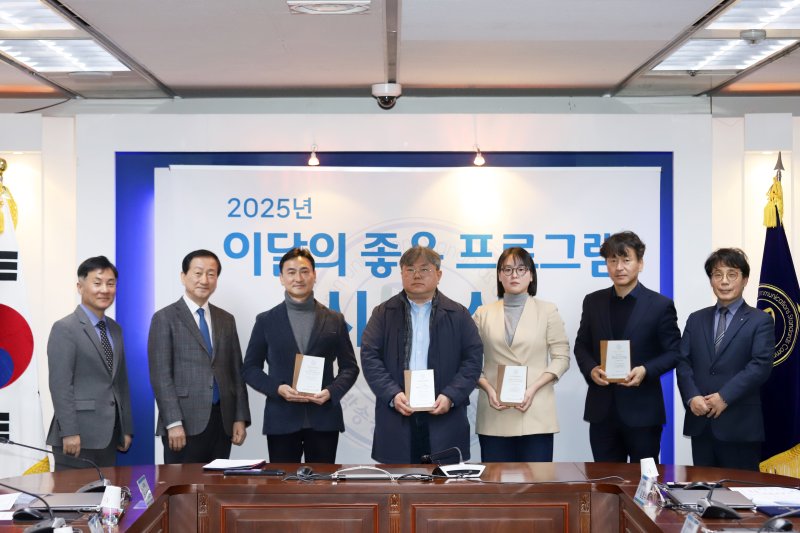 [서울=뉴시스] 방송통신심의위원회가 18일 서울 목동 방송회관에서 '2024 올해의 좋은 프로그램'과 '2024년 12월 이달의 좋은 프로그램'을 시상했다. (사진=방송통신심의위원회 제공) 2025.02.18. photo@newsis.com *재판매 및 DB 금지