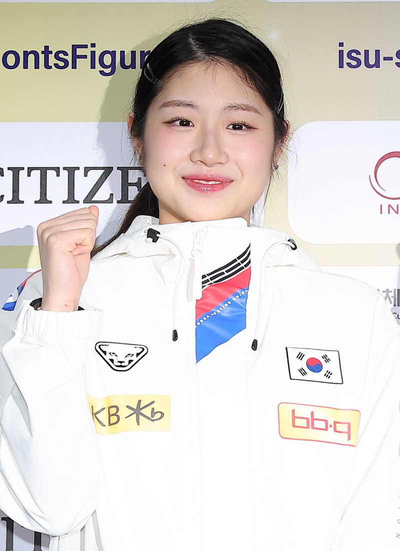 피겨 대표팀 이해인이 18일 오후 서울 양천구 목동 아이스링크 프레스센터에서 열린 2025 ISU 사대륙 피겨스케이팅 선수권대회 한국 선수단 미디어데이에 참석해 기념 촬영을 하고 있다. 2025.2.18/뉴스1 ⓒ News1 김진환 기자