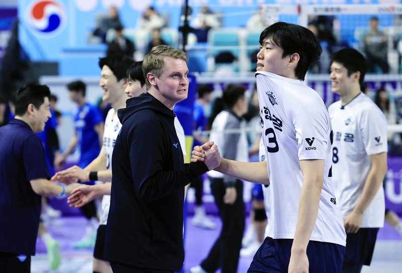 17일 오후 인천시 계양구 봉오대로 계양체육관에서 열린 프로배구 '도드람 2024-2025 V-리그' 대한항공 점보스와 한국전력 빅스톰의 경기에서 토미 틸리카이넨 대한항공 감독이 김민재를 맞이하고 있다. 2025.1.17/뉴스1 ⓒ News1 박정호 기자