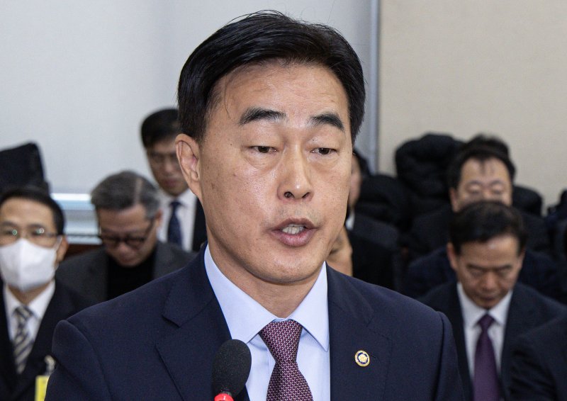 허석곤 소방청장이 18일 오전 서울 여의도 국회에서 열린 제422회 국회(임시회) 행정안전위원회 제1차 전체회의에서 업무보고를 하고 있다. 2025.2.18/뉴스1 ⓒ News1 이재명 기자