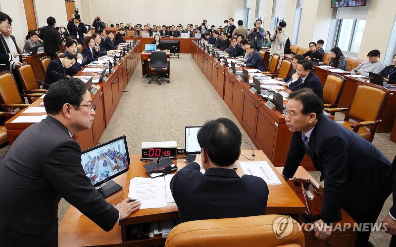 대화 나누는 기재위 여야 간사 (출처=연합뉴스)