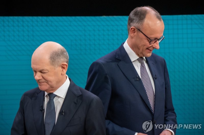 올라프 숄츠 총리(왼쪽)와 프리드리히 메르츠 CDU 대표 (출처=연합뉴스)
