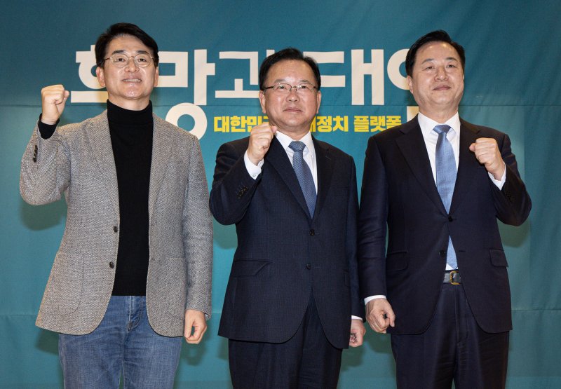 김부겸 전 국무총리(가운데)와 김두관(오른쪽), 박용진 전 민주당 의원이 18일 오후 경기도 광명시 일직동 광명역사컨벤션웨딩홀에서 열린 비명(비이재명)계 주도의 야권 대선주자 연대 플랫폼 '희망과 대안' 포럼 창립식에서 기념촬영을 하고 있다. 2025.2.18/뉴스1 ⓒ News1 이재명 기자