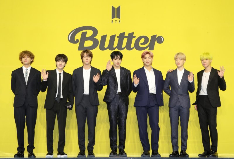 [서울=뉴시스]최진석 기자 = 그룹 방탄소년단(BTS)의 뷔(왼쪽부터), 슈가, 진, 정국, RM, 지민, 제이홉이 21일 서울 송파구 올림픽공원 올림픽홀에서 열린 새 디지털 싱글 'Butter'(버터) 발매 기념 글로벌 기자간담회에 참석해 포즈를 취하고 있다. 이번 디지털 싱글 'Butter'(버터)는 2020년 8월 발매와 동시에 전 세계를 강타한 디지털 싱글 'Dynamite'(다이너마이트)에 이은 BTS의 두 번째 영어 곡이다. 2021.05.21. myjs@newsis.com