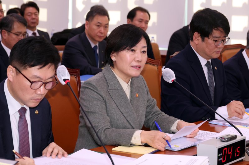 [서울=뉴시스] 조성봉 기자= 송미령 농림축산식품부 장관이 18일 서울 여의도 국회에서 열린 농림축산식품해양수산위원회 전체회의에서 의원들의 질의에 답변하고 있다. 2025.02.18. suncho21@newsis.com