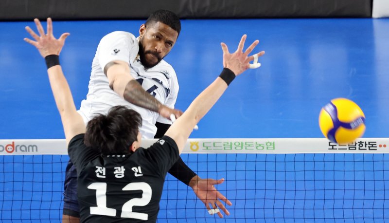[천안=뉴시스] 강종민 기자 = 18일 충남 천안 유관순체육관에서 열린 도드람 2024~2025 V-리그 현대캐피탈과 대한항공 경기에서 대한항공 요스바니가 강스파이크를 성공시키고 있다. 2025.02.18. ppkjm@newsis.com