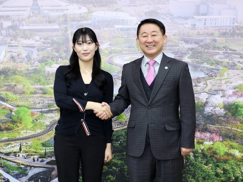 대전 서구청장, '연평해전 영웅' 고 조천형 상사 딸 초청 격려 (출처=연합뉴스)
