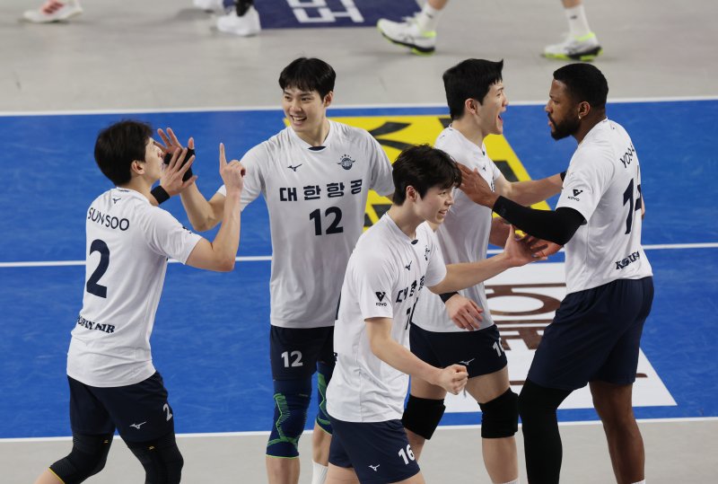 18일 오후 충남 천안시 유관순체육관에서 열린 남자 프로배구 '도드람 2024-2025 V리그' 현대캐피탈과 대한항공의 경기에서 대한항공 선수들이 득점에 성공한 뒤 기뻐하고 있다. 2025.2.18/뉴스1 ⓒ News1 김영운 기자